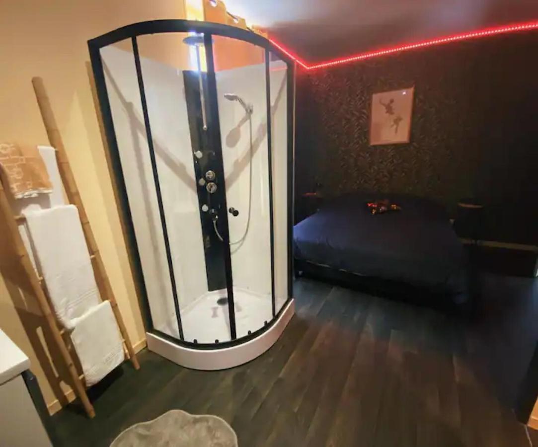 Chambres D'Hote Au Chapeau Claque Cabaret Геньон Экстерьер фото