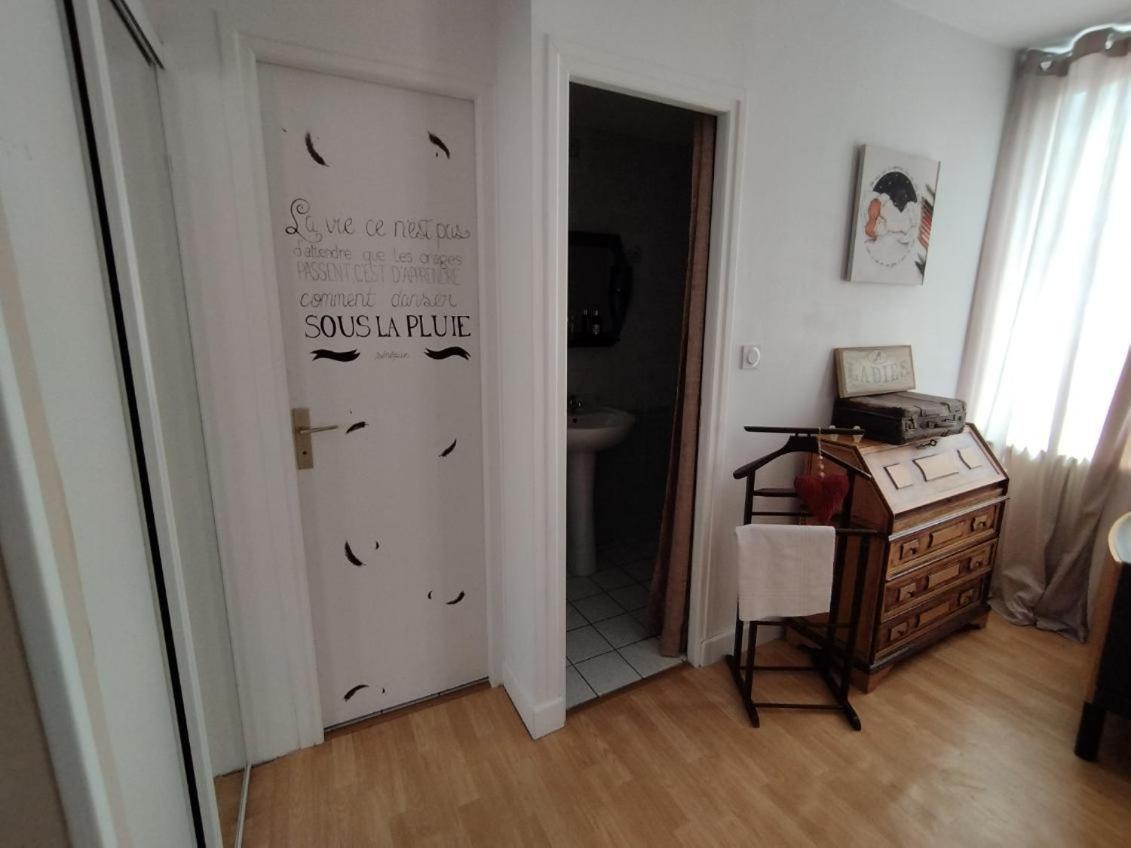 Chambres D'Hote Au Chapeau Claque Cabaret Геньон Экстерьер фото
